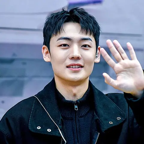 강유찬 사진