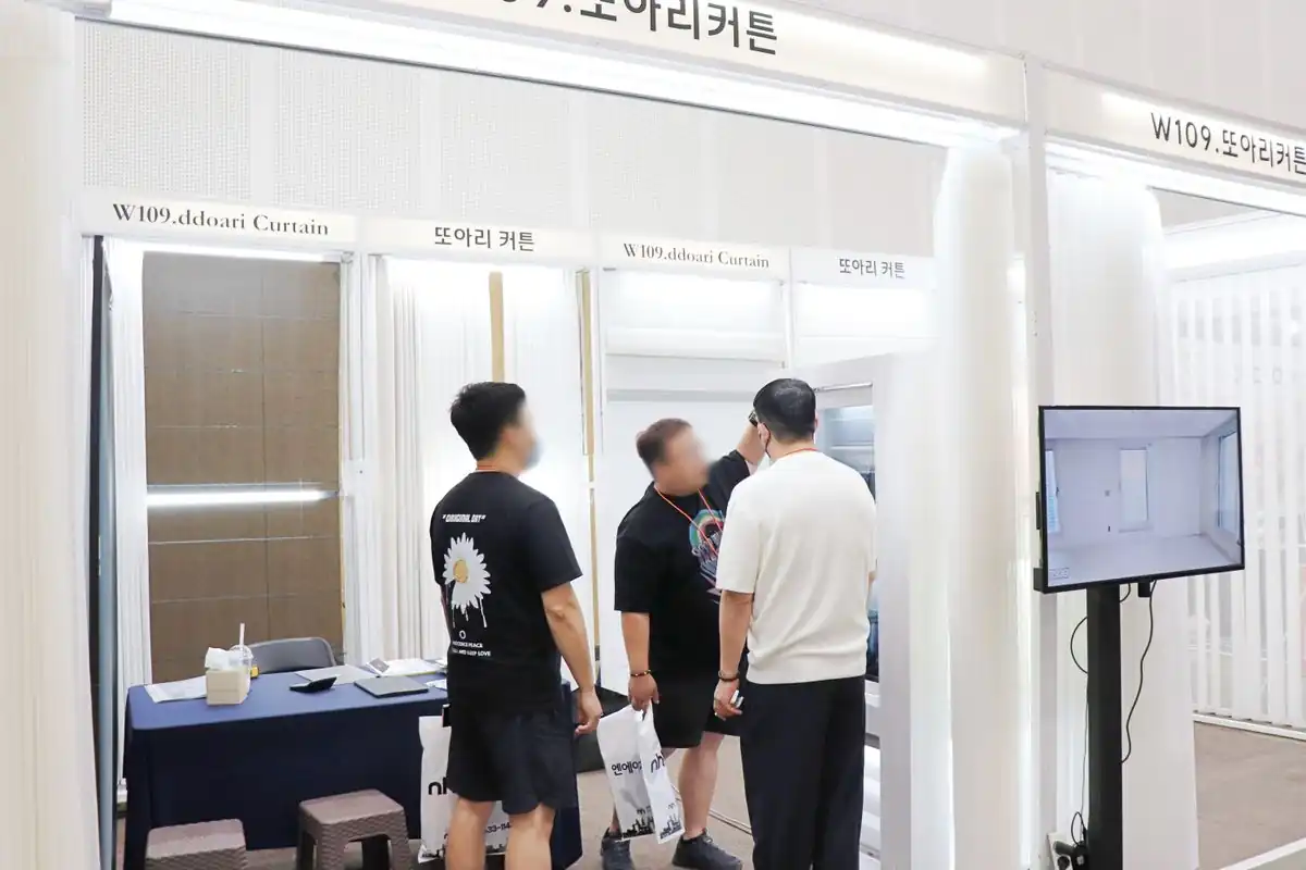커튼과 블라인드 실물을 걸어둔 부스