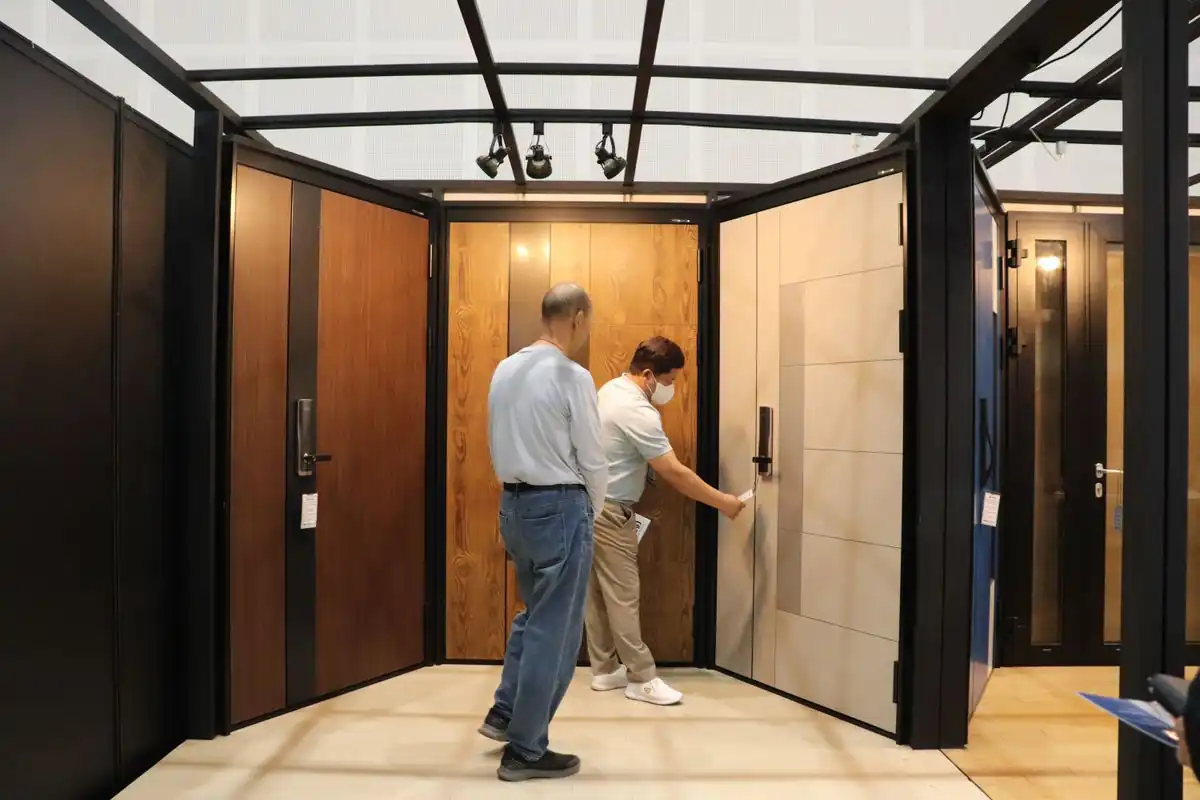 현관문 실물을 여닫아보는 관람객