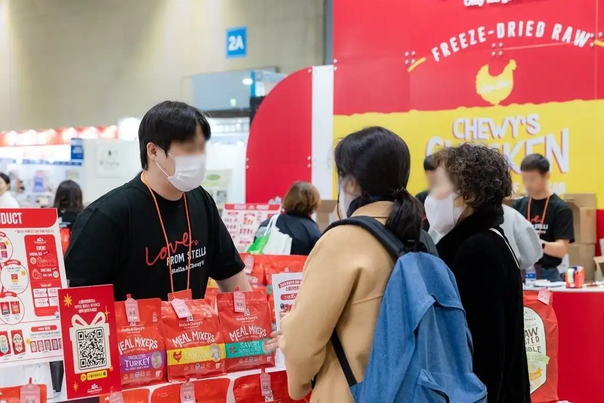 동결건조 간식 부스에서 상담받는 관람객